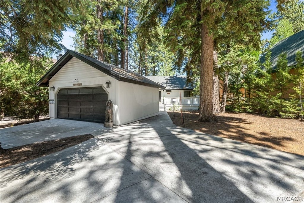 Photo of 1053 Club View Drive, Big Bear Lake, CA 92315 (MLS # 32601536)