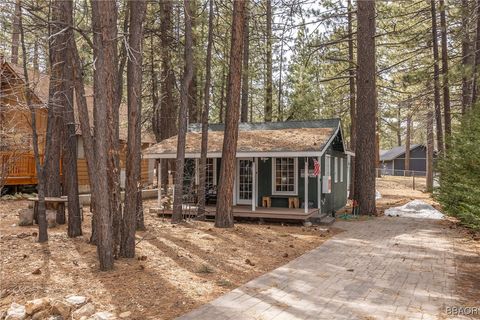 Photo of 724 Georgia Street, Big Bear Lake, CA 92315 (MLS # 32501079)