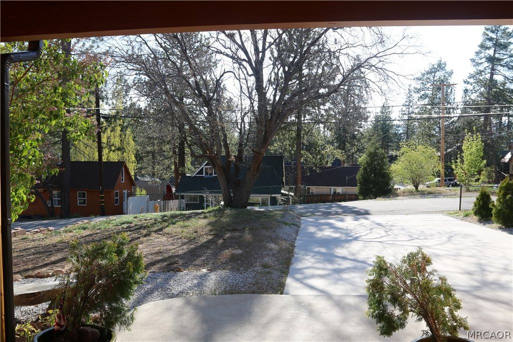 Photo of 623 Temple Lane, Big Bear Lake, CA 92315 (MLS # 32600999)