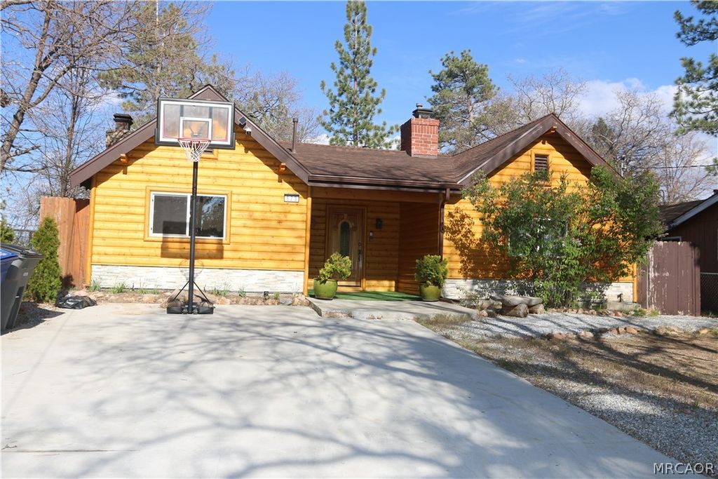 Photo of 623 Temple Lane, Big Bear Lake, CA 92315 (MLS # 32600999)
