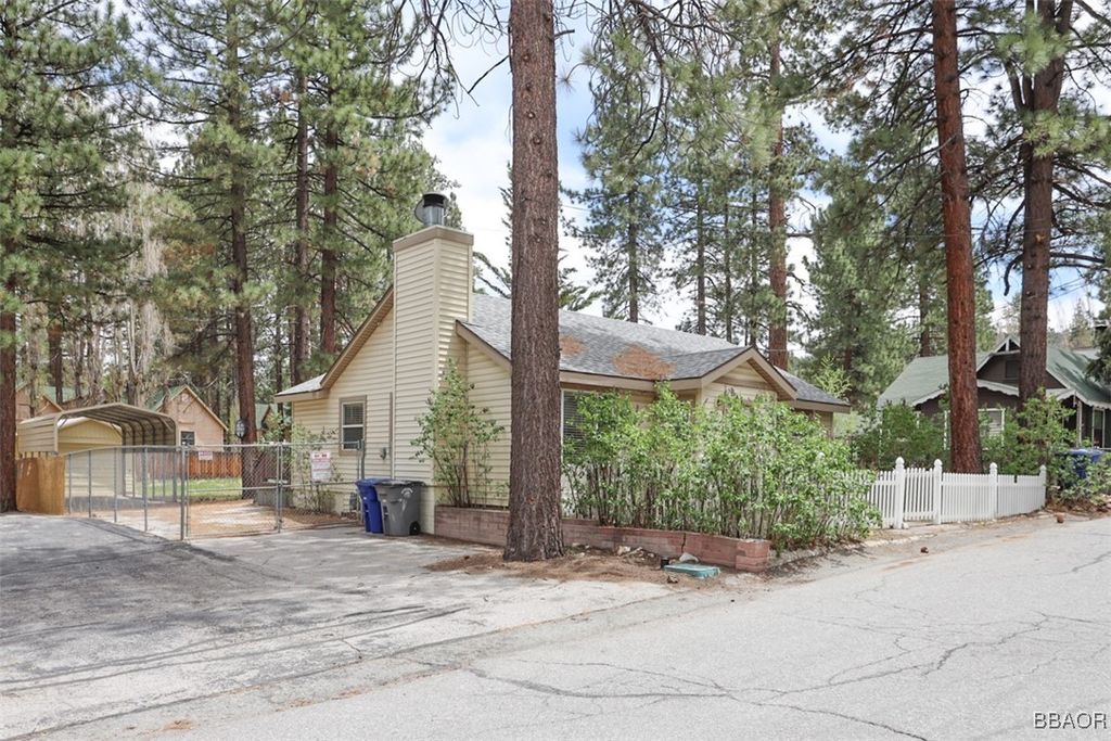 Photo of 433 Conklin Road, Big Bear Lake, CA 92315 (MLS # 32501177)