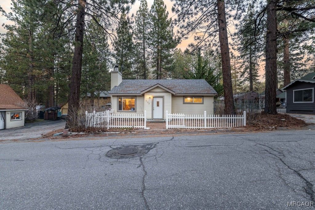 Photo of 433 Conklin Road, Big Bear Lake, CA 92315 (MLS # 32501177)