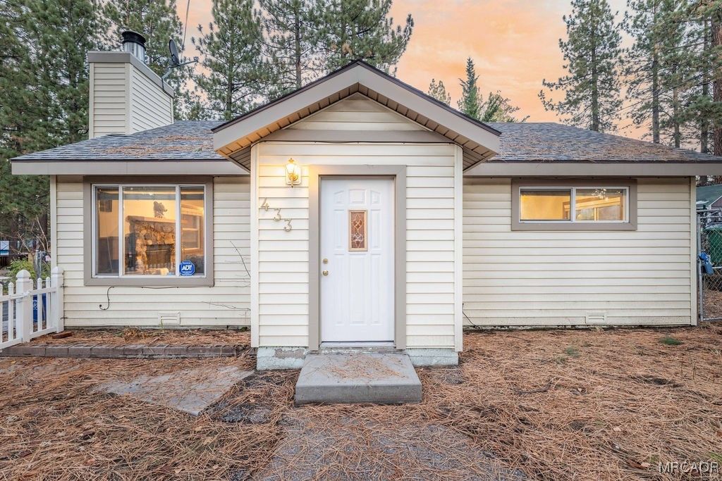 Photo of 433 Conklin Road, Big Bear Lake, CA 92315 (MLS # 32501177)