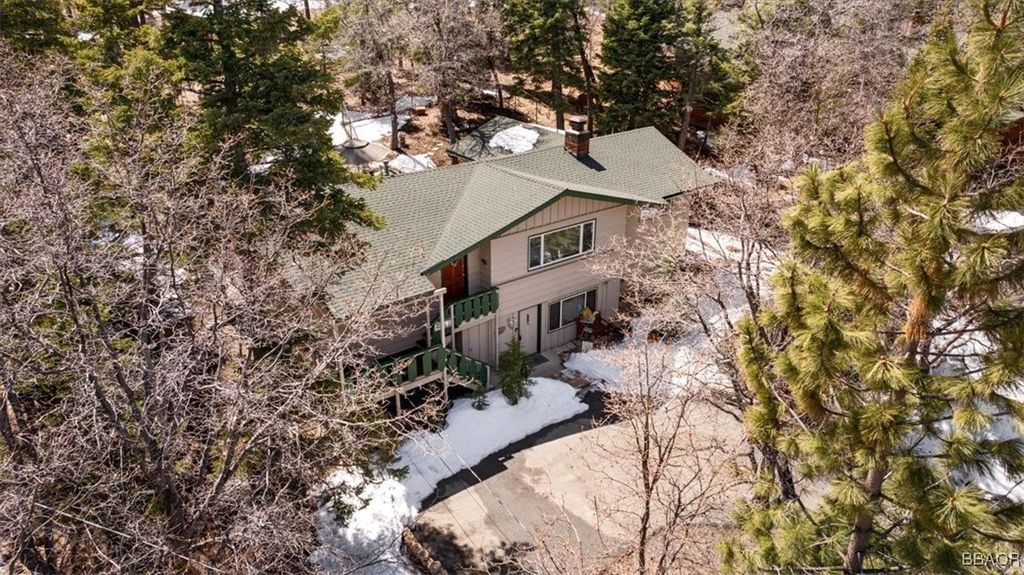 Photo of 43535 Shasta Place, Big Bear Lake, CA 92315 (MLS # 32500723)