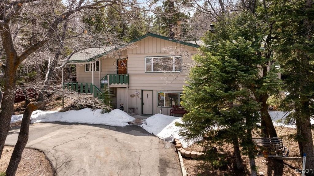Photo of 43535 Shasta Place, Big Bear Lake, CA 92315 (MLS # 32500723)