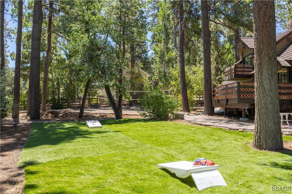 Photo of 40153 Lakeview Drive, Big Bear Lake, CA 92315 (MLS # 32500781)