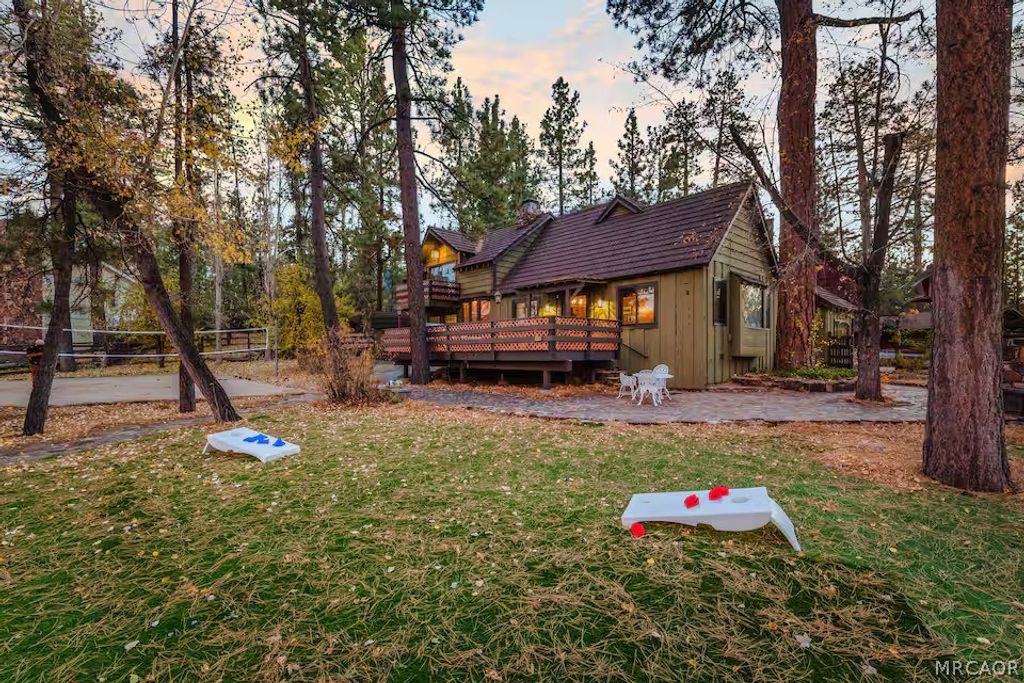 Photo of 40153 Lakeview Drive, Big Bear Lake, CA 92315 (MLS # 32500781)