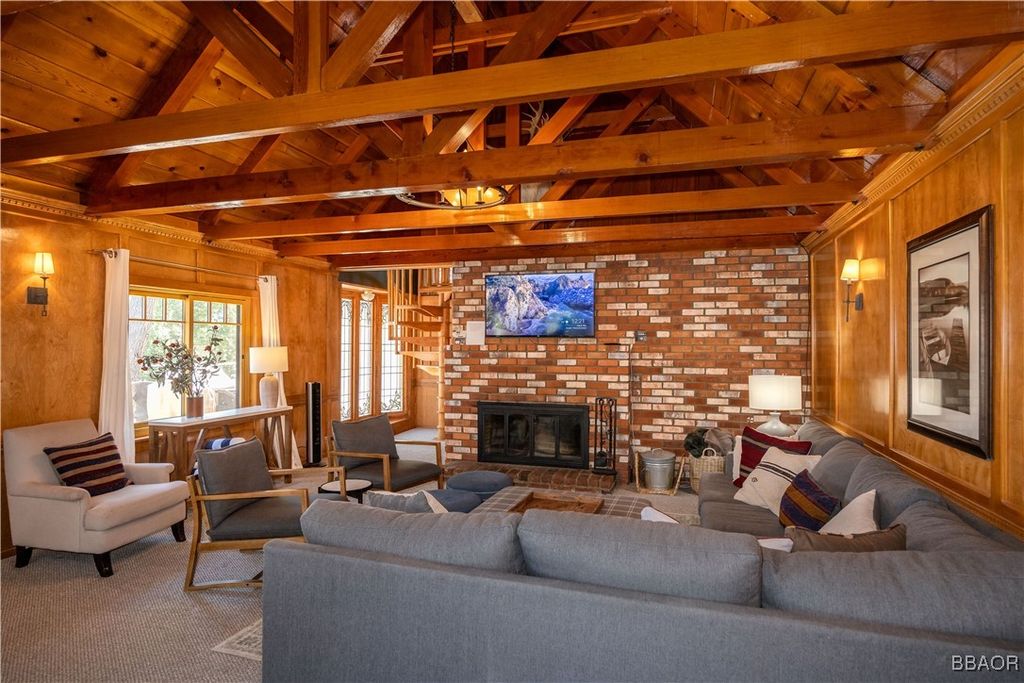 Photo of 40153 Lakeview Drive, Big Bear Lake, CA 92315 (MLS # 32500781)