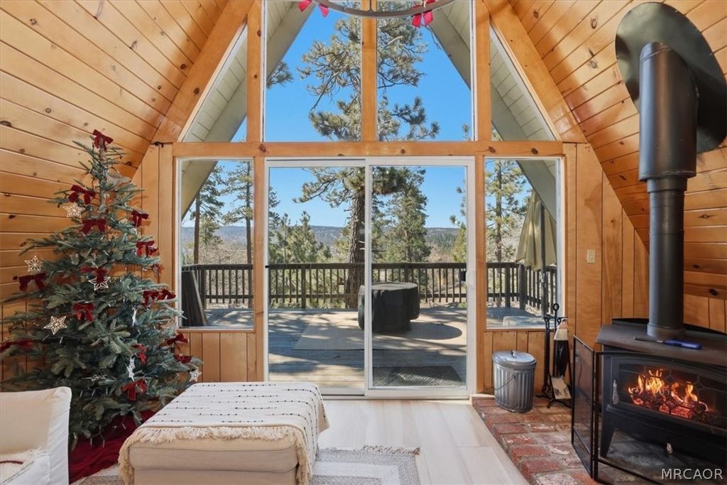 Photo of 1146 Ridge Road, Fawnskin, CA 92333 (MLS # 32600572)