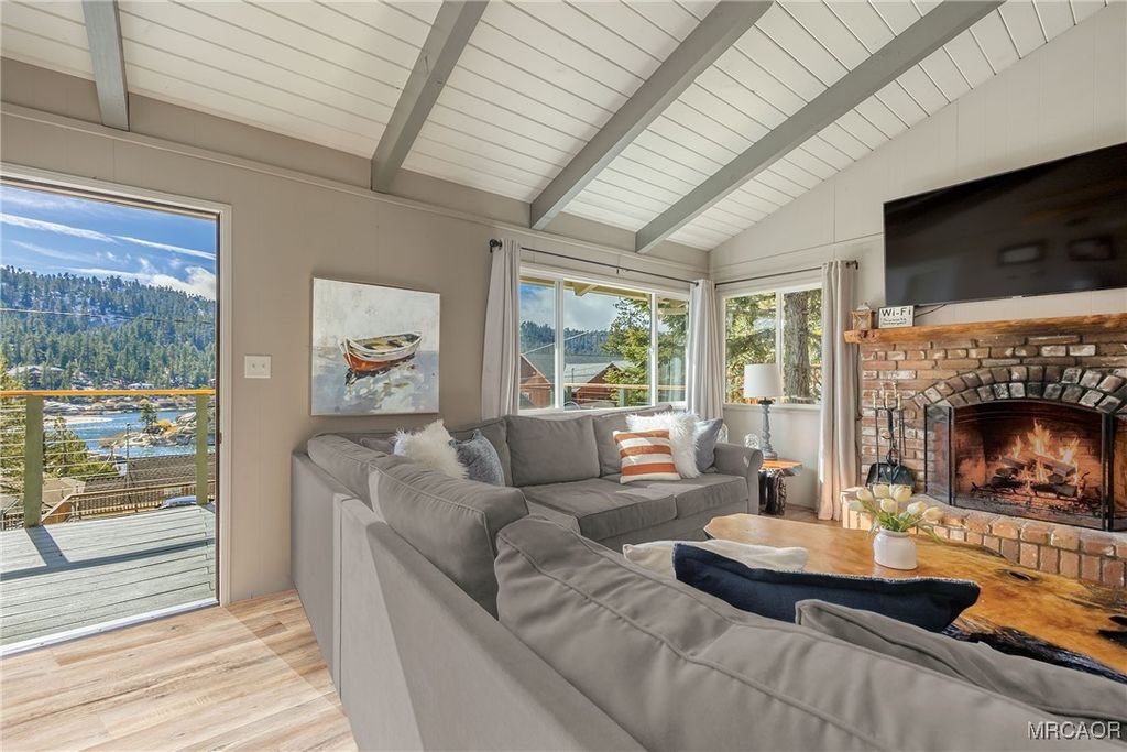 Photo of 39054 Bayview Lane, Big Bear Lake, CA 92315 (MLS # 32502777)