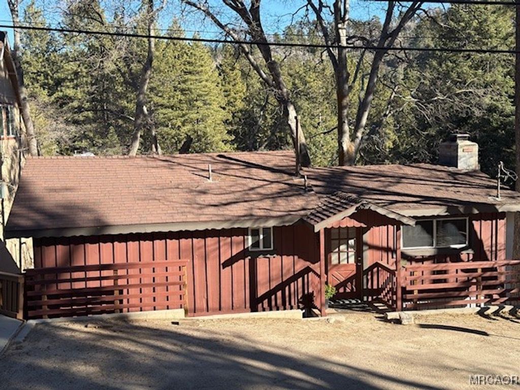 Photo of 631 Oak Knoll Drive, Green Valley Lake, CA 92341 (MLS # 32600090)