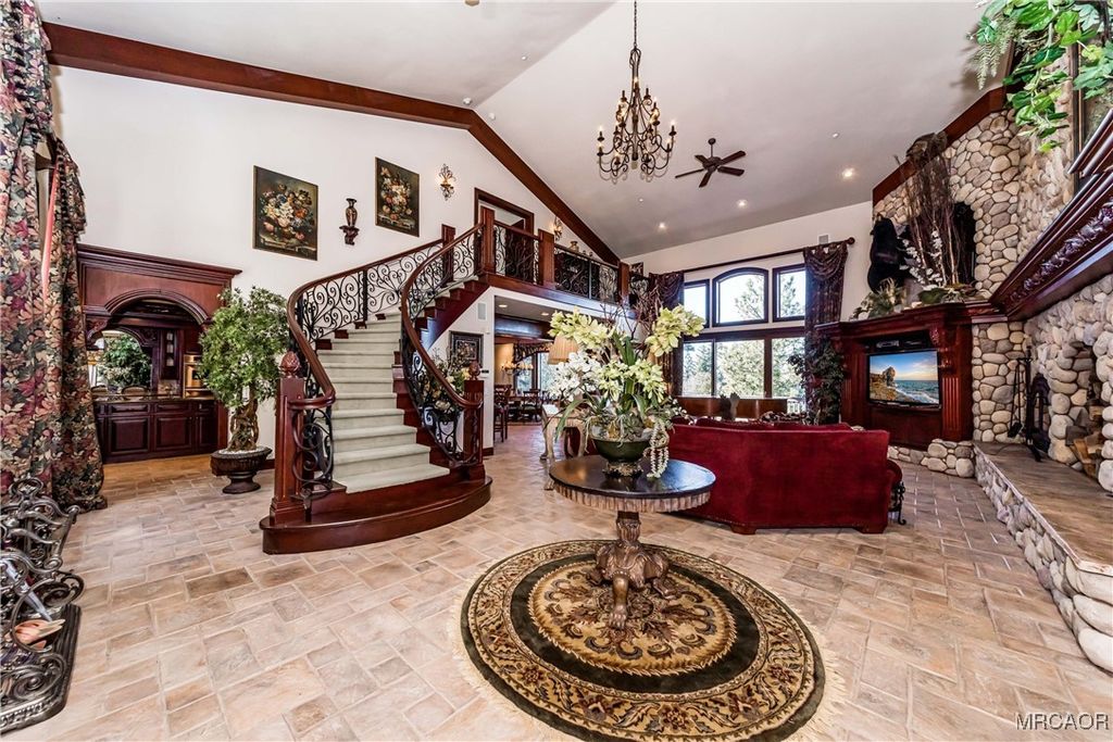 Photo of 293 Fairway Drive, Lake Arrowhead, CA 92352 (MLS # 32502862)