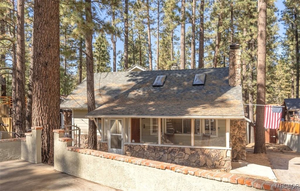 Photo of 405 Sugarloaf Boulevard, Big Bear City, CA 92314 (MLS # 32502533)