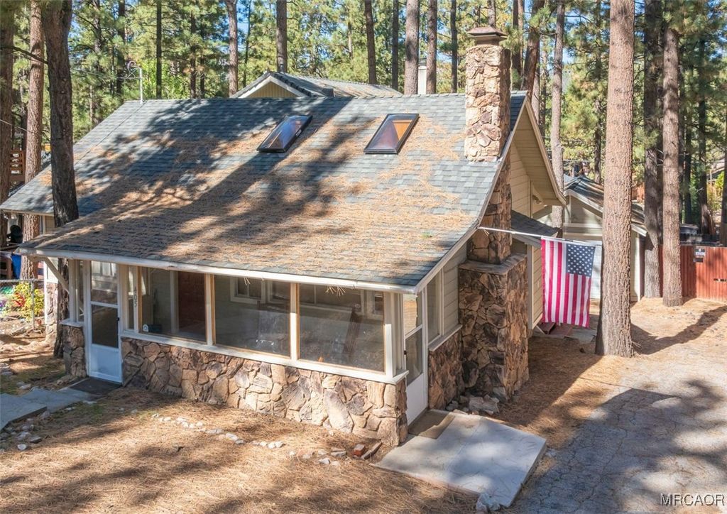 Photo of 405 Sugarloaf Boulevard, Big Bear City, CA 92314 (MLS # 32502533)