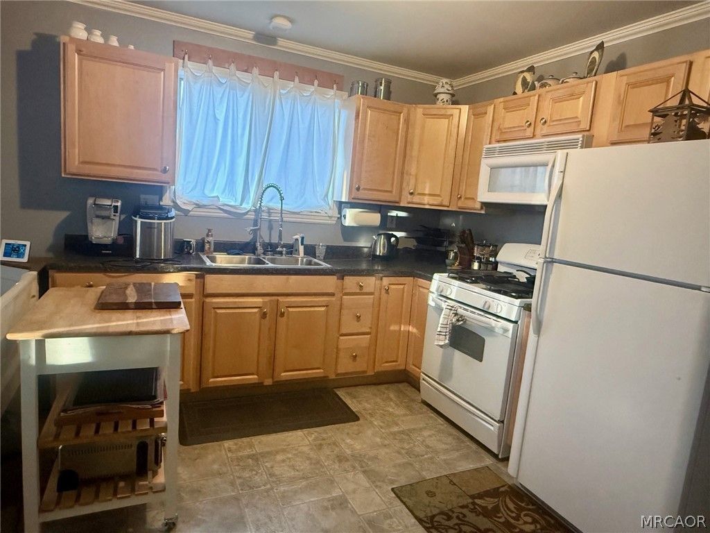 Photo of 862 Willow Lane, Big Bear City, CA 92314 (MLS # 32600243)