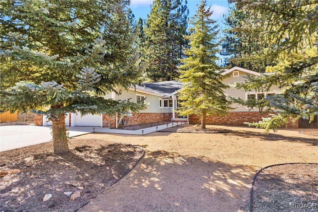 Photo of 556 Killington Way, Big Bear Lake, CA 92315 (MLS # 32502658)