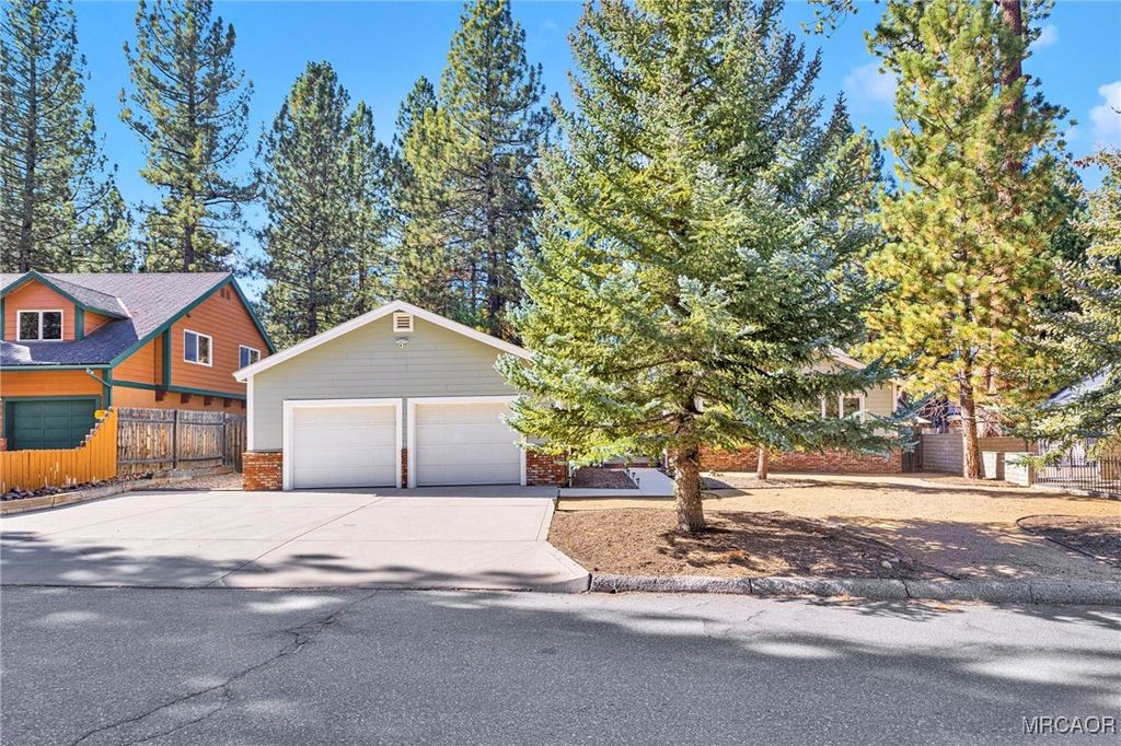 Photo of 556 Killington Way, Big Bear Lake, CA 92315 (MLS # 32502658)