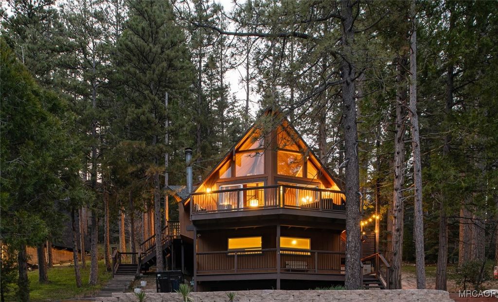 Photo of 572 Brentwood Drive, Lake Arrowhead, CA 92352 (MLS # 32502678)