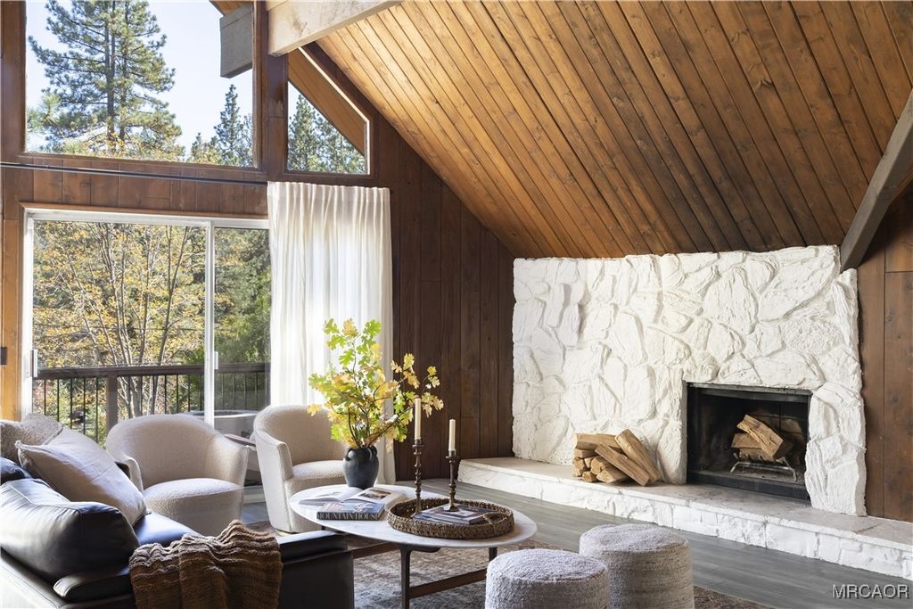 Photo of 572 Brentwood Drive, Lake Arrowhead, CA 92352 (MLS # 32502678)