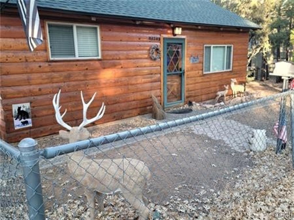 Photo of 44248 Barton Lane, Sugarloaf, CA 92386 (MLS # 32500510)