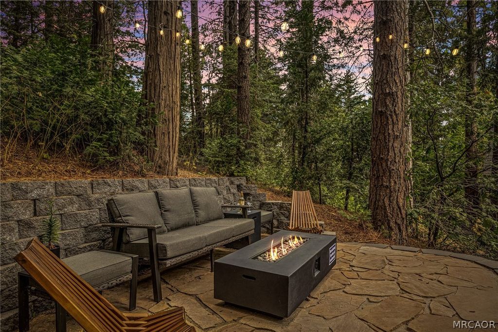 Photo of 804 Sierra Vista Drive, Twin Peaks, CA 92391 (MLS # 32600275)