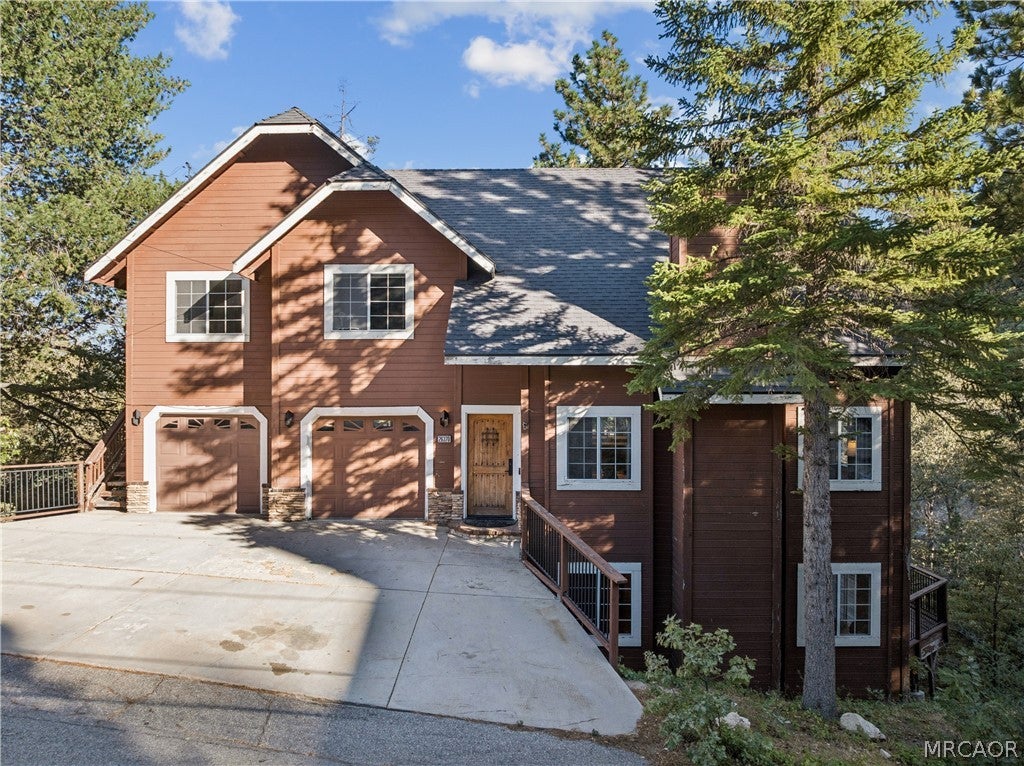 Photo of 26370 Spyglass Drive, Lake Arrowhead, CA 92352 (MLS # 32602300)