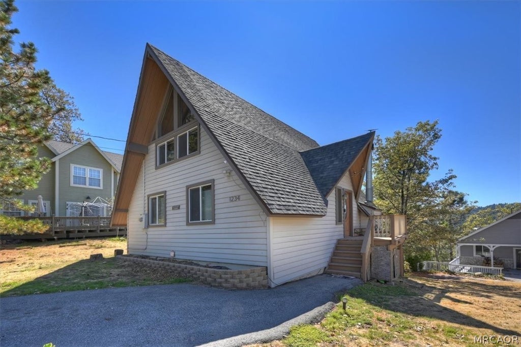 Photo of 1234 Klondike Drive, Lake Arrowhead, CA 92352 (MLS # 32602318)