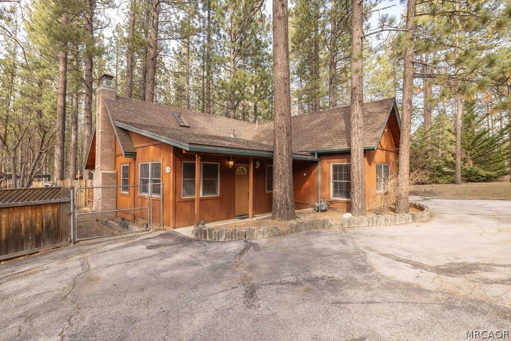 Photo of 619 Knight Avenue, Big Bear Lake, CA 92315 (MLS # 32600516)
