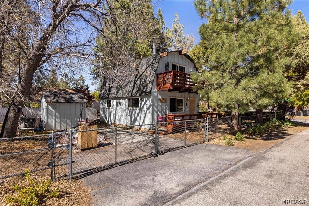 Photo of 566 Santa Barbara Avenue, Sugarloaf, CA 92386 (MLS # 32600988)