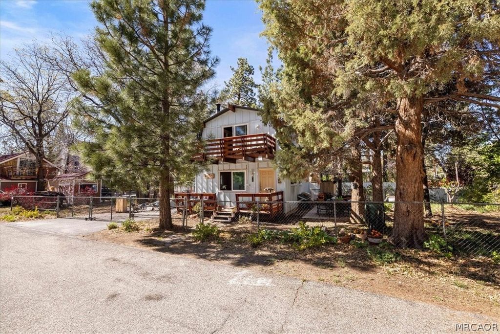 Photo of 566 Santa Barbara Avenue, Sugarloaf, CA 92386 (MLS # 32600988)