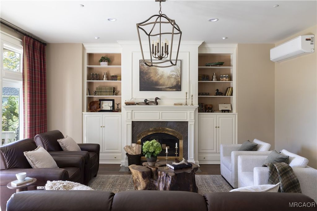 Photo of 1010 Black Oaks Drive, Lake Arrowhead, CA 92352 (MLS # 32502684)