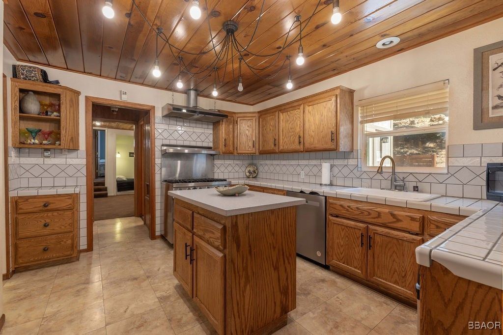 Photo of 983 Knickerbocker Road, Big Bear Lake, CA 92315 (MLS # 32405704)