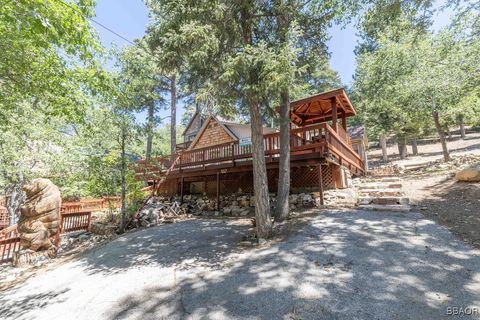 Photo of 983 Knickerbocker Road, Big Bear Lake, CA 92315 (MLS # 32405704)