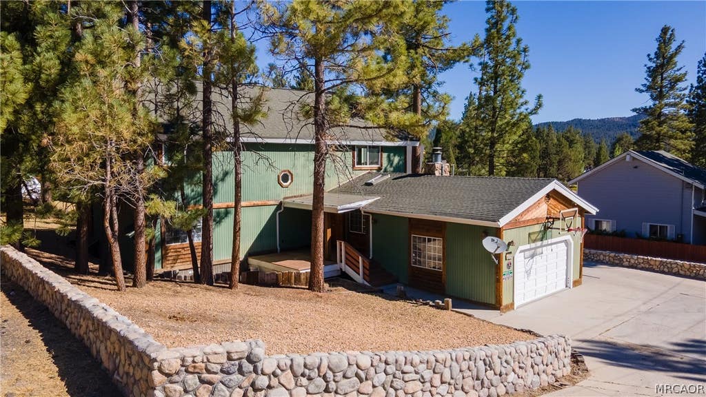 Photo of 40314 Lakeview Drive, Big Bear Lake, CA 92315 (MLS # 32601610)