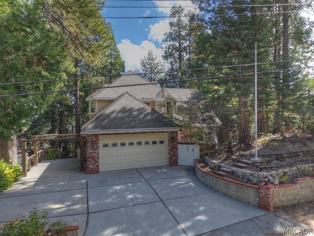 Photo of 393 Brentwood Drive, Lake Arrowhead, CA 92352 (MLS # 32602264)