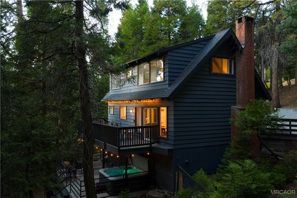 Photo of 416 Klamath Drive, Lake Arrowhead, CA 92352 (MLS # 32502668)