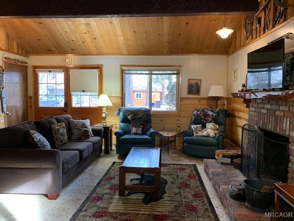 Photo of 925 Anita Avenue, Big Bear City, CA 92314 (MLS # 32600207)