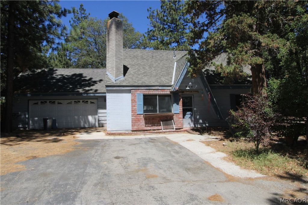Photo of 346 Victoria Lane, Sugarloaf, CA 92386 (MLS # 32601474)
