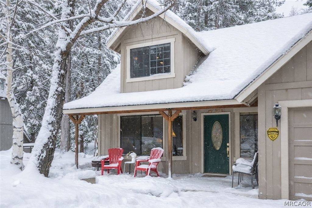 Photo of 414 Pioneer Road, Lake Arrowhead, CA 92352 (MLS # 32600282)