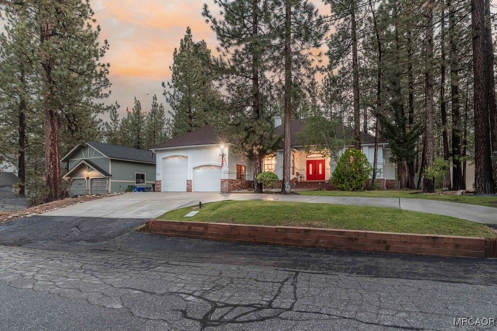 Photo of 41625 Mockingbird Drive, Big Bear Lake, CA 92315 (MLS # 32502327)