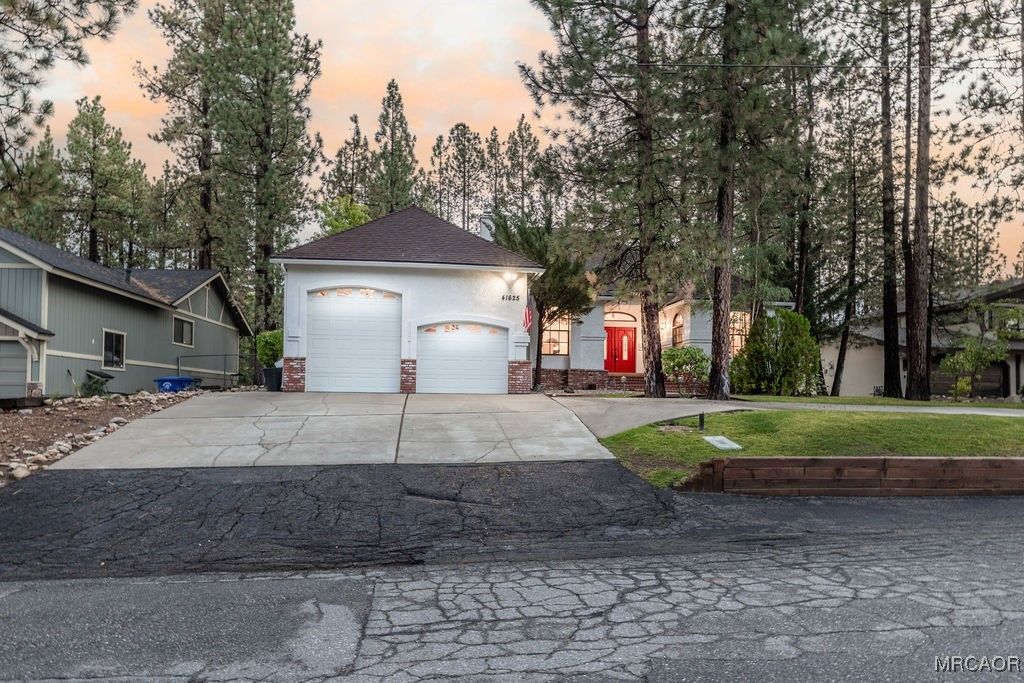 Photo of 41625 Mockingbird Drive, Big Bear Lake, CA 92315 (MLS # 32502327)