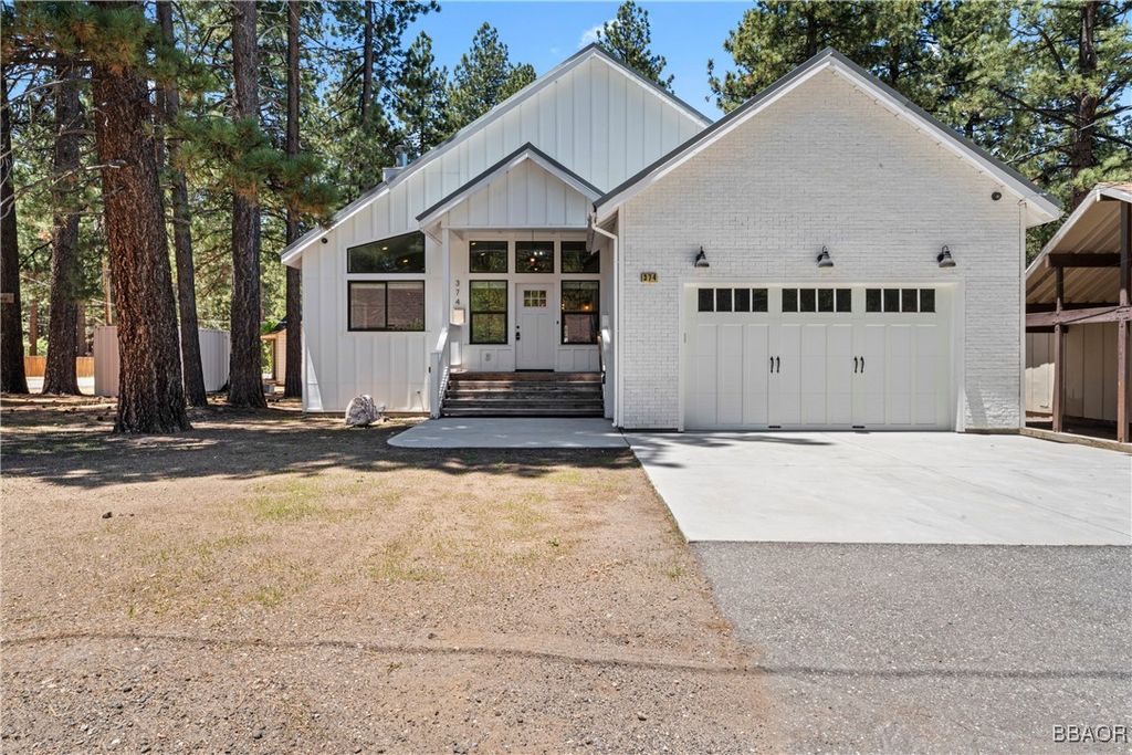 Photo of 374 Mountainaire Lane, Big Bear Lake, CA 92315 (MLS # 32501236)