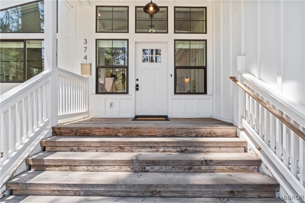 Photo of 374 Mountainaire Lane, Big Bear Lake, CA 92315 (MLS # 32501236)