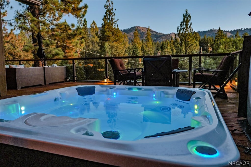 Photo of 43734 Yosemite Drive, Big Bear Lake, CA 92315 (MLS # 32601459)
