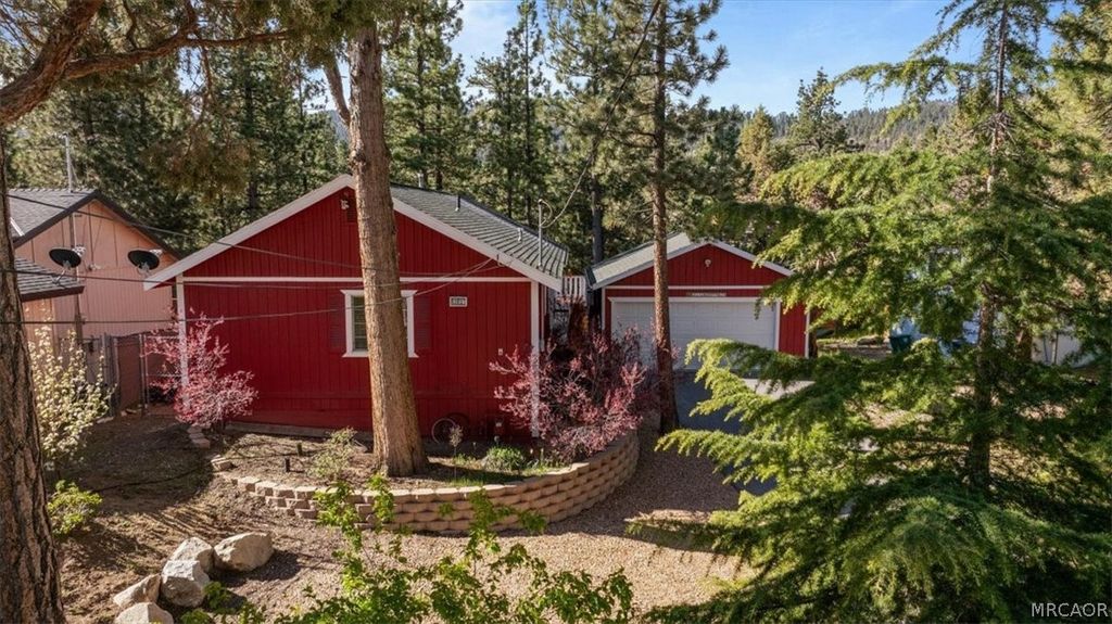 Photo of 42821 Cougar Road, Big Bear Lake, CA 92315 (MLS # 32600901)