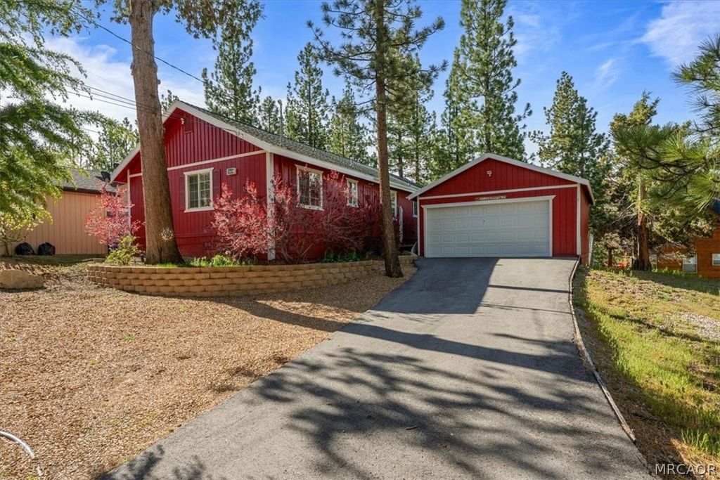 Photo of 42821 Cougar Road, Big Bear Lake, CA 92315 (MLS # 32600901)
