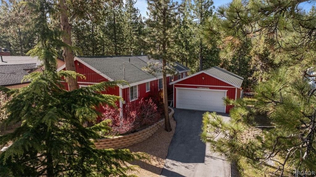 Photo of 42821 Cougar Road, Big Bear Lake, CA 92315 (MLS # 32600901)