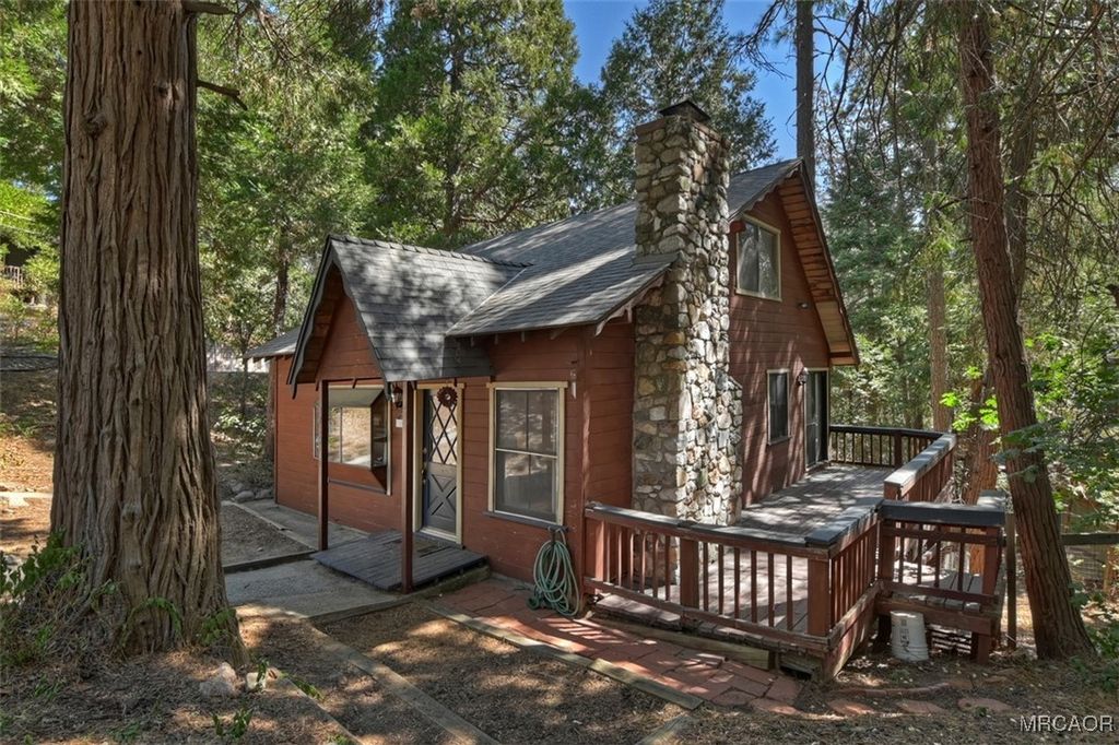 Photo of 1069 Nesthorn Drive, Crestline, CA 92325 (MLS # 32502319)