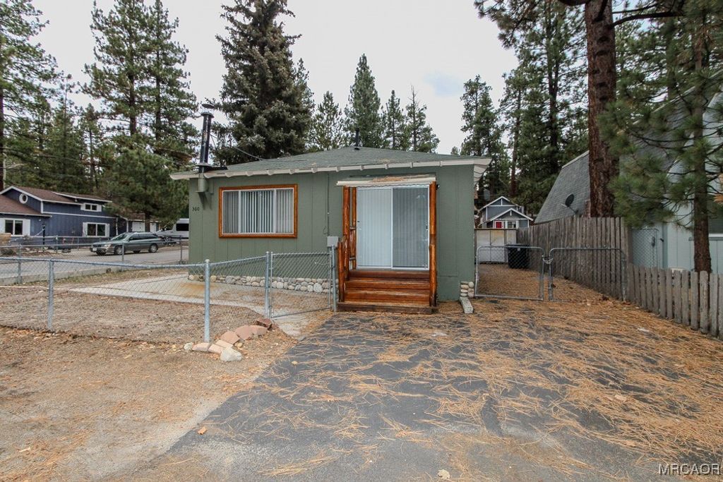 Photo of 300 W Aeroplane Boulevard, Big Bear City, CA 92314 (MLS # 32600191)
