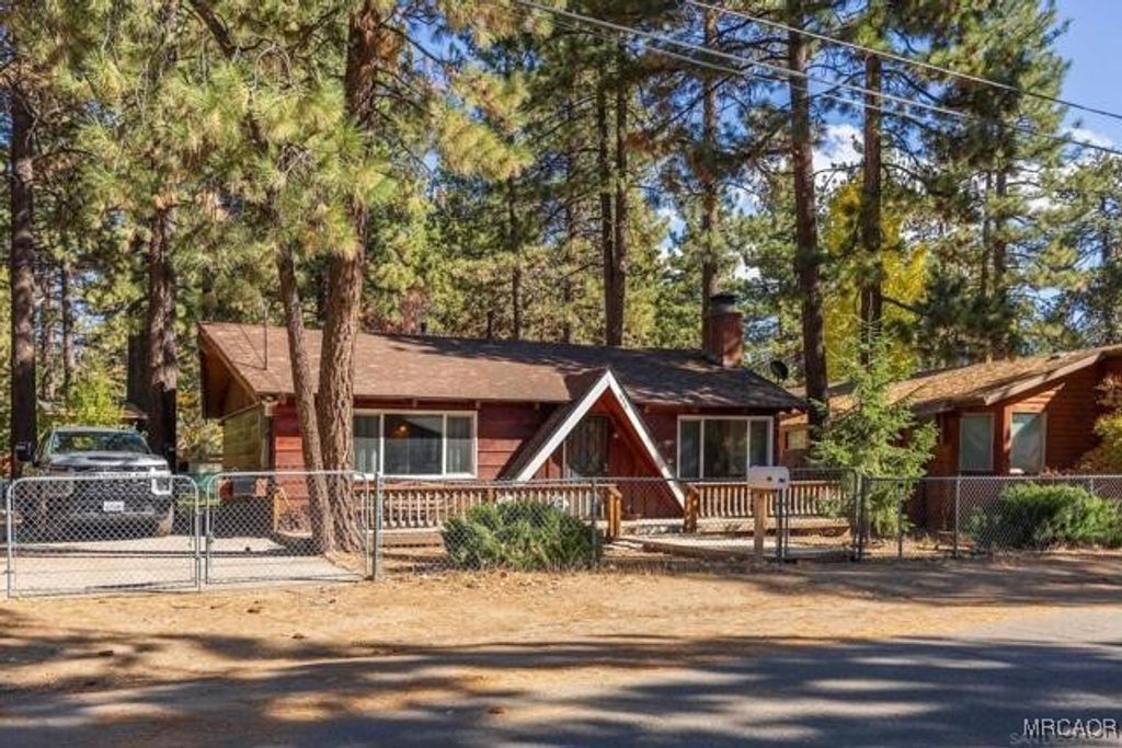 Photo of 936 Wendy Avenue, Big Bear City, CA 92314 (MLS # 32502732)
